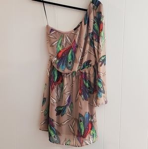 One shoulder feather print dress